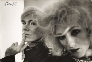 Cecil Beaton, "Andy Warhol and Candy Darling", 1969, vintage silver gelatin print, 16,8 x 25 cm, © Cecil Beaton