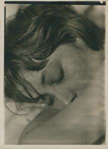 Walker Evans, "Berenice Abbott", c. 1930, vintage silver gelatin contact print, 12,7 x 17,7 cm, © Walker Evans
