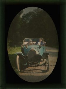 Unidentified Photographer, "Bugatti (206-S8)", n.d., lumière autochrome, 11,9x8,9cm, ©Daniel Blau, Munich