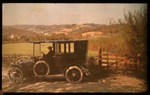 Franklin Price Knott (1854-1930), "Automobile in Italy", c.1910, lumière autochrome, 12,8 x 17,8 cm, ©Daniel Blau, Munich