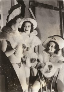 Margaret Bourke-White, “Backstage – Burlesque Strip-Steppers”, 1936, © Margaret Bourke-White © Life, courtesy Daniel Blau, Munich