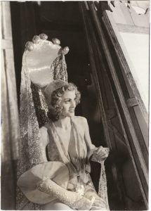 Margaret Bourke-White, “Backstage – Burlesque Chorus Girl”, 1936, © Margaret Bourke-White © Life, courtesy Daniel Blau, Munich