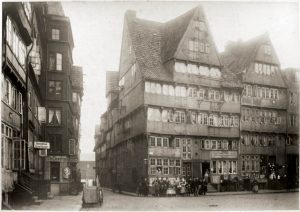 Georg Koppmann (1842-1909), Hamburg. Kibbeltwiete von der Pickhuben-Ecke aus gesehen, 1883, © Daniel Blau, Munich