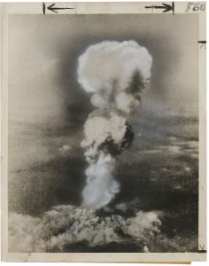 “Atomic ‘Vesuvius’, Hiroshima”, August 6, 1945, silver gelatin print on glossy fibre paper, printed in August 1945, 21,1 (22,9) x 16,7 (18,2) cm