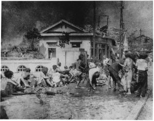 “Hiroshima, Victims Waiting to Recieve First Aid”, August 6, 1945, silver gelatin print on fibre paper, printed by July 25, 1965, 16,9 (17,9) x 21,8 (23,0) cm