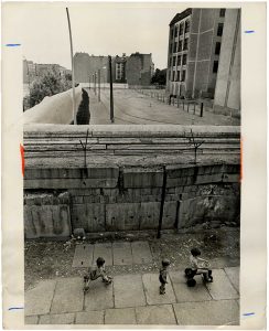 Unidentified Photographer (UPI Photo), "The Berlin Wall", June 8, 1969, 24,7 (25,6) x 17,0 (20,8) cm, silver gelatin print on glossy fibre paper, printed by August 11, 1969, © Unidentified Photographer, courtesy Daniel Blau, Munich