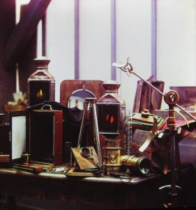 Louis and Auguste Lumière, "Still Life in the Studio of Lumière", c. 1900, stereoscopic trichrome, 8,6 x 17,8 cm, © Louis and August Lumière, courtesy Daniel Blau, Munich