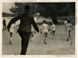 Unidentified Photographer, "The Poor Children's Summer Holidays Begin, Serpentine London ", c. 1922, silver gelatin print on glossy fibre paper, with felt pen, printed by August 18, 1922, 14,0 (15,2) x 19,3 (20,3) cm