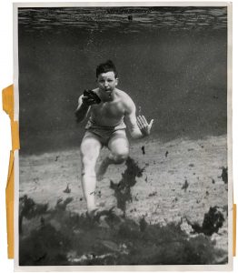 Unidentified Photographer, "Turtle Fishing at Florida's Rainbow Springs", c. 1946, silver gelatin print on glossy fibre paper, printed by January 2, 1946, 24,3 (25,3) x 19,6 (20,6) cm