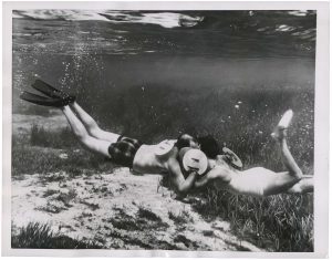 Unidentified Photographer, "Underwater Kiss in Florida", June 13, 1956 silver gelatin print on glossy fibre paper, printed by October 19, 1956, 16,7 (17,9) x 21,0 (22,8) cm