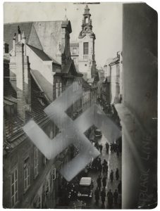Pacific & Atlantic Photo · Unidentified Photographer, "Funeral of American Ambassador Washburn in Vienna", April 5, 1930, silver gelatin print with airbrush and crop marks in brown crayon on glossy fibre paper, 24,0 x 17,9 cm,  © Pacific & Atlantic Photo · Unidentified Photographer, courtesy Daniel Blau, Munich