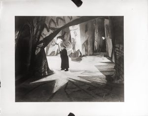 Unidentified Photographer, "n.t. (scene from "Das Cabinet des Dr. Caligari"), 1920, glass negative